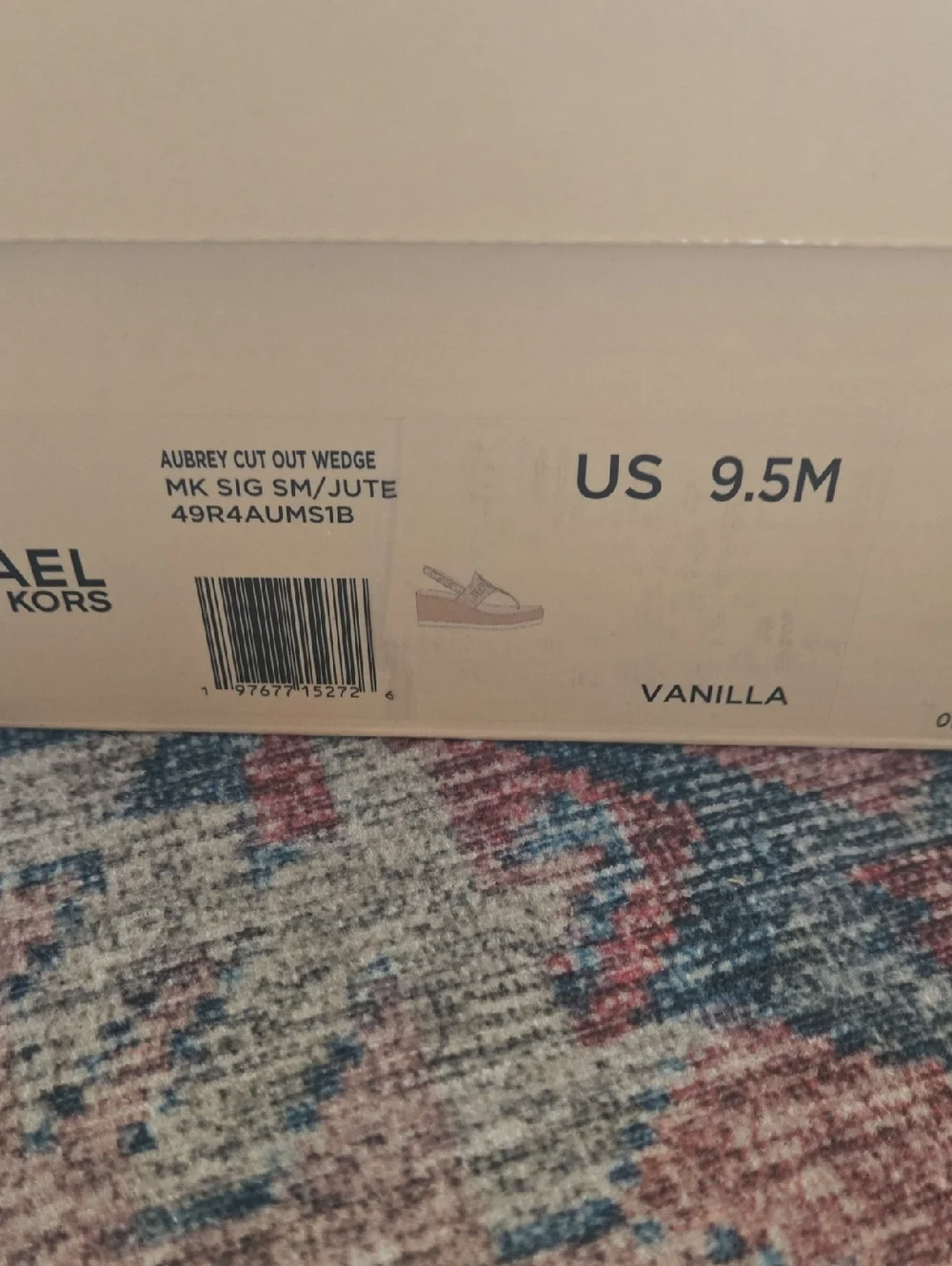 Michael Kors Cream and Gold MK Logo Thong Sandals With Box And Packing. - Picture 5 of 5